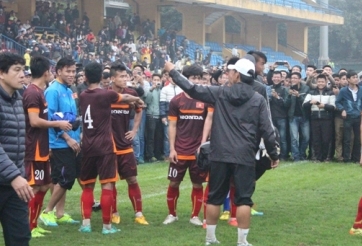 Công Phượng và đồng đội bị CĐV vây kín trên sân Hàng Đẫy